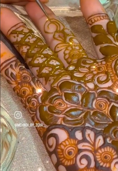 Mehndi application in progress