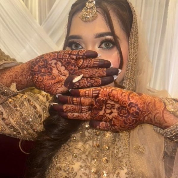 Bride with mehndi hands — Mehndi by Zoya