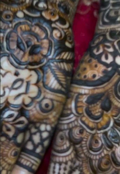 Bridal arms detail
